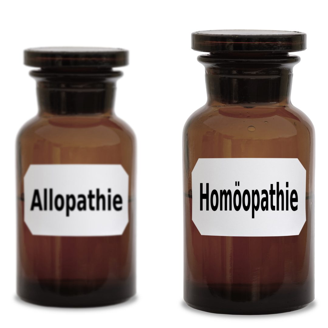 Zwei Medizinflaschen mit Aufschrift Allopathie und Homöopathie